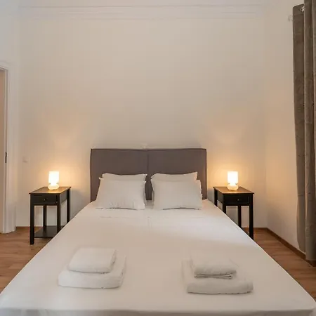 Charming 3bd Apt. Close To Metro דירה אתונה