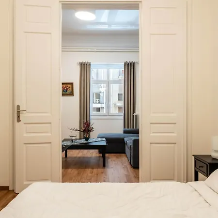 דירה Charming 3bd Apt. Close To Metro