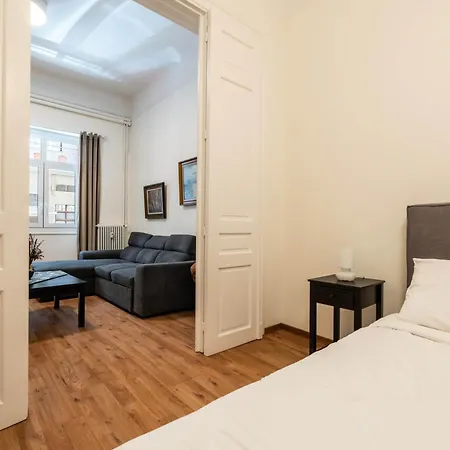 Charming 3bd Apt. Close To Metro Athens