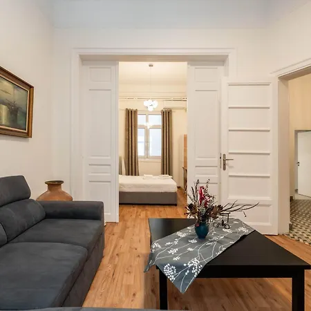 Charming 3bd Apt. Close To Metro *