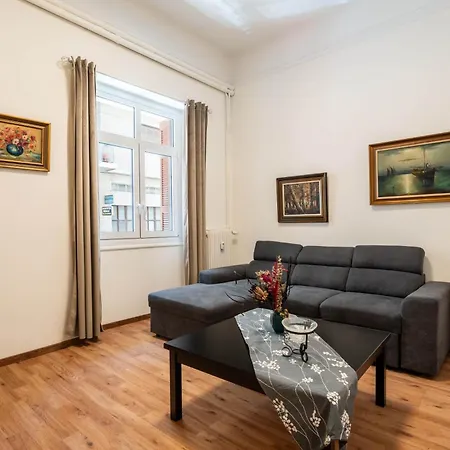 Charming 3bd Apt. Close To Metro Athens